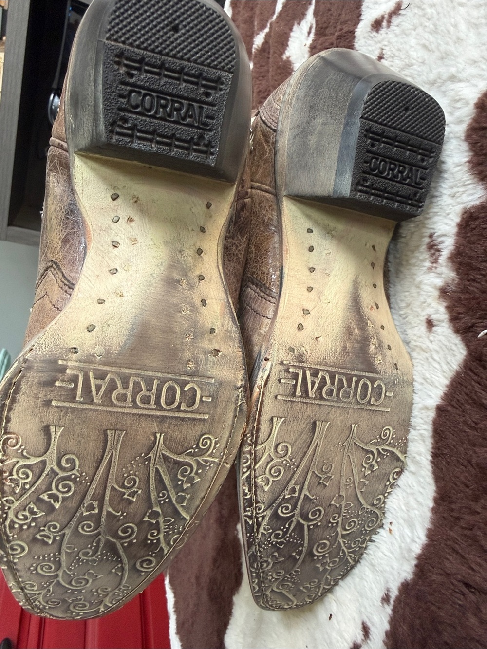 NWT Corral taupe Western Boots with ivory/Cream Floral Embroidery w/studs&bling - Picture 4 of 6
